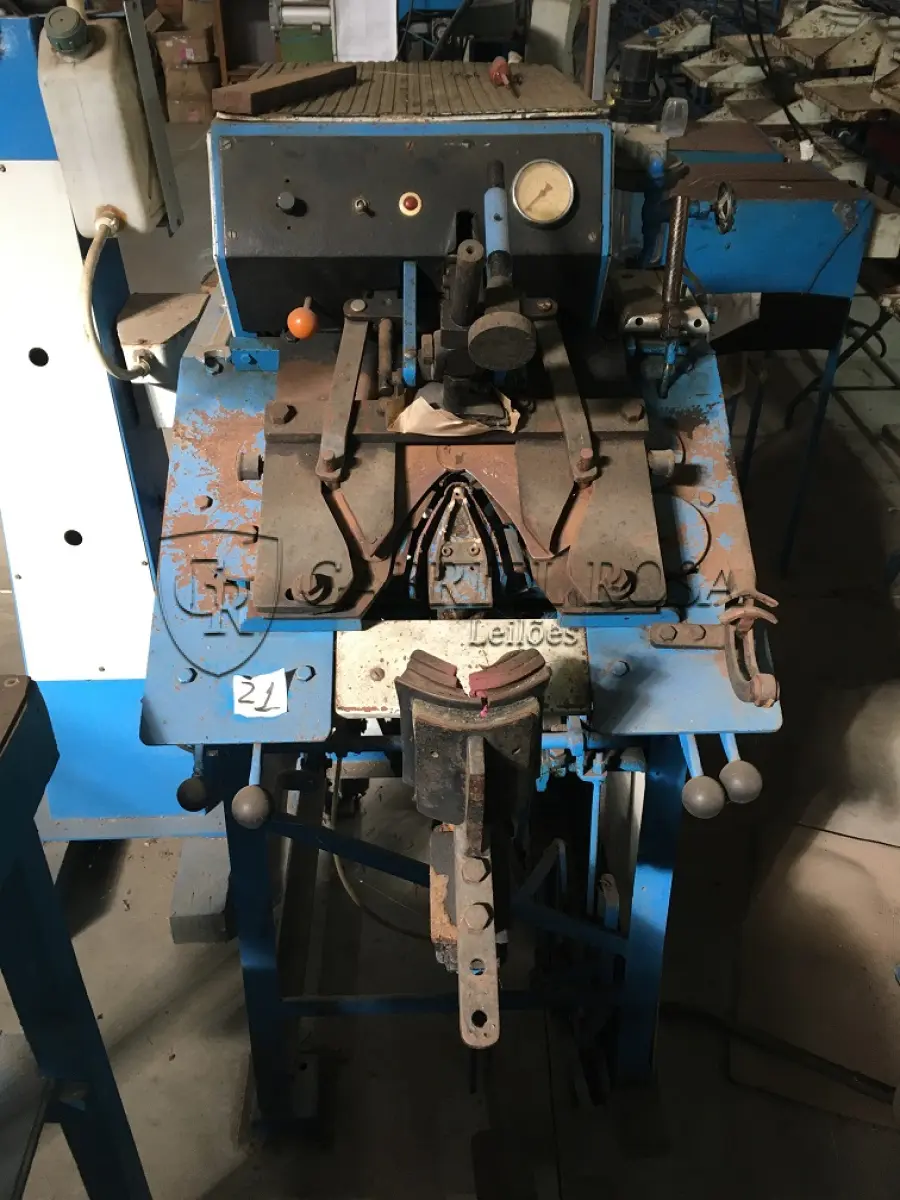 LOTE 082 - Máquina de conformar