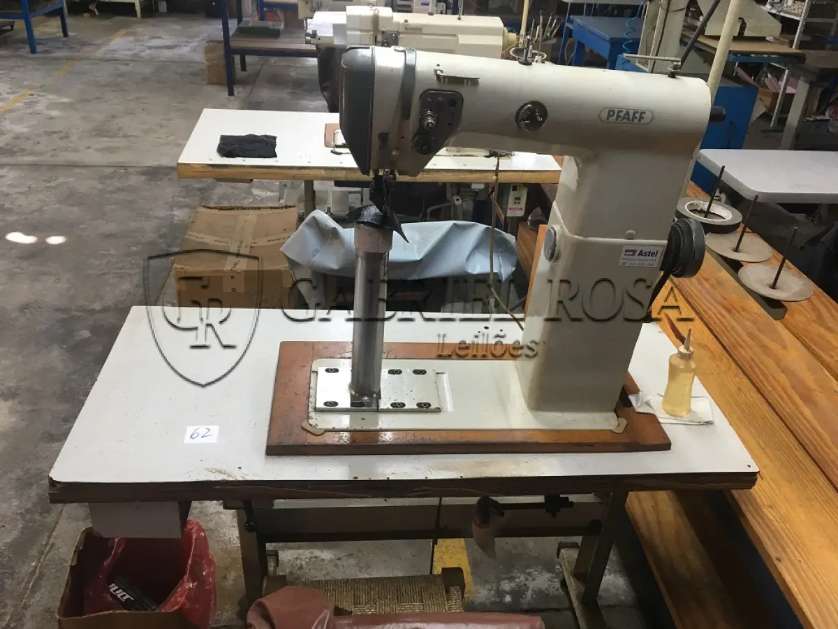 LOTE 117 - Máquina de costura