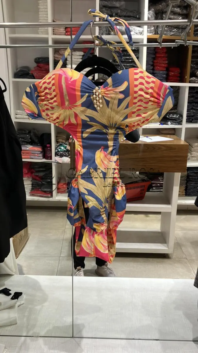 LOTE 001 - Calças Femininas, Bermudas Femininas, Blusões e Blusas de Lã,  Toucas, Camisas Femininas, Camisas Femininas Manga Longa, Macacão Feminino, Saias Femininas, Vestidos Femininos, Biquinis, Maiôs, Jaquetas de Couro Sintético, Jaqueta de  Brim Feminina, Casaco de Lã Feminino, Casacos Femininos, Camisetas Masculinas Manga Curta