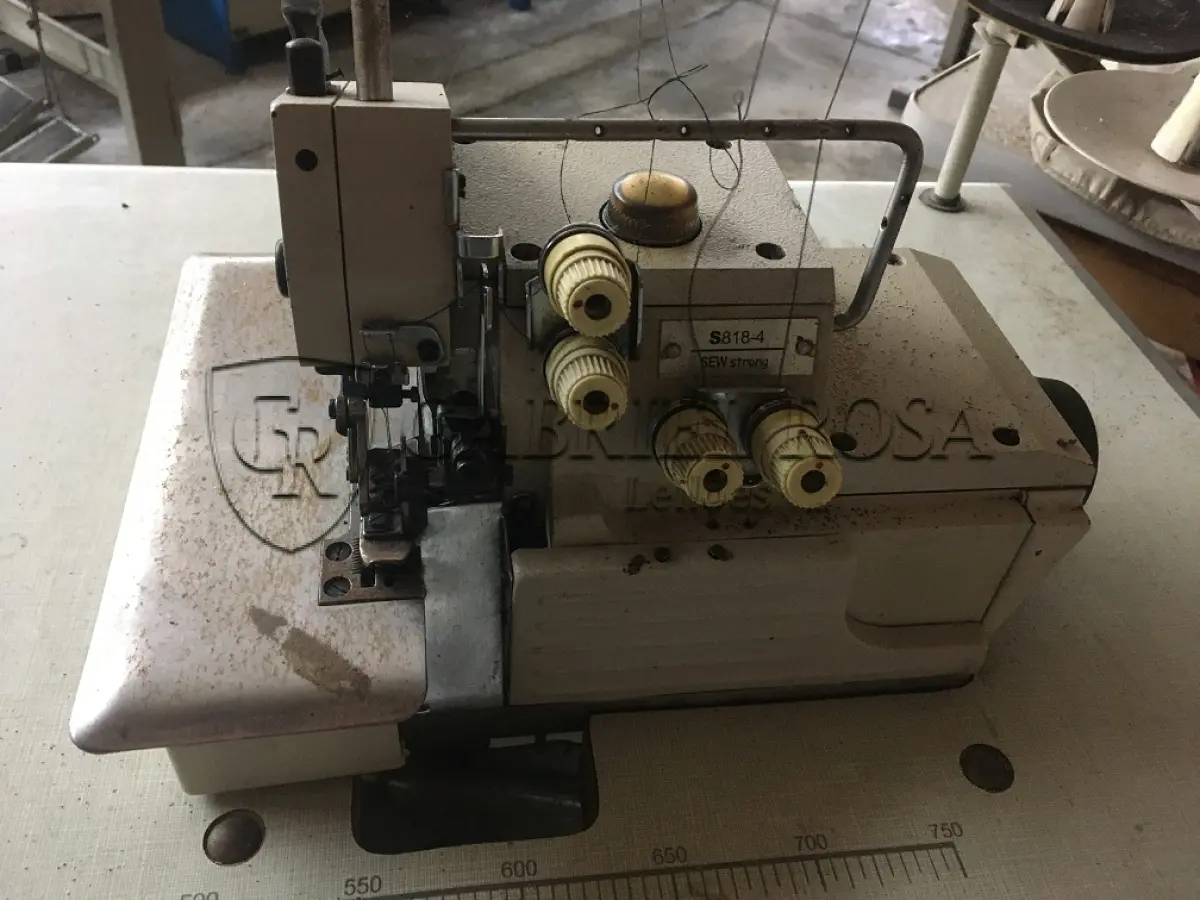 LOTE 123 - Máquina de costura