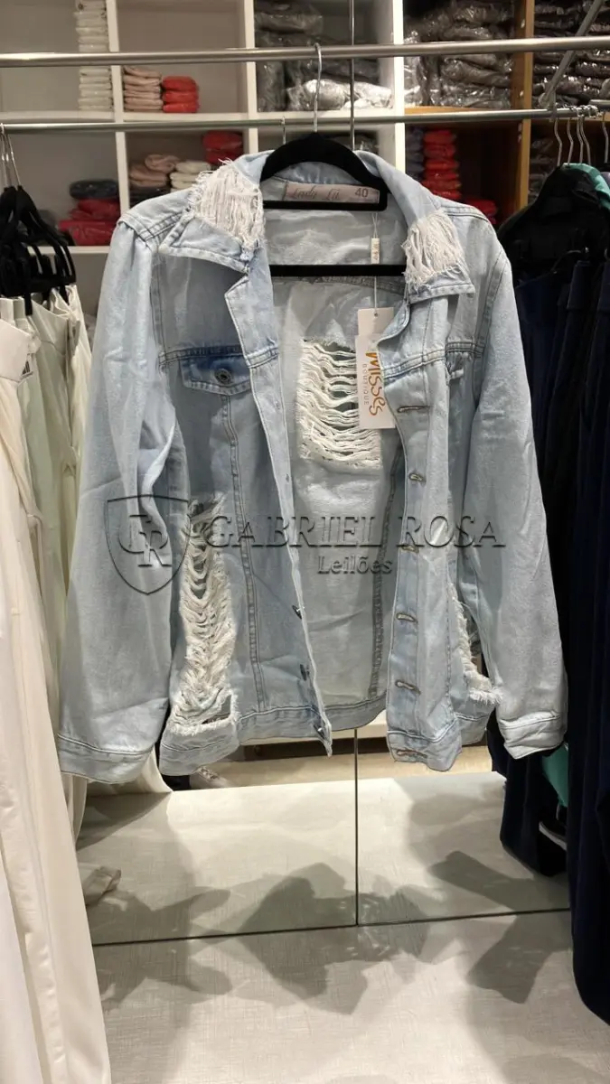 LOTE 001 - Calças Femininas, Bermudas Femininas, Blusões e Blusas de Lã,  Toucas, Camisas Femininas, Camisas Femininas Manga Longa, Macacão Feminino, Saias Femininas, Vestidos Femininos, Biquinis, Maiôs, Jaquetas de Couro Sintético, Jaqueta de  Brim Feminina, Casaco de Lã Feminino, Casacos Femininos, Camisetas Masculinas Manga Curta