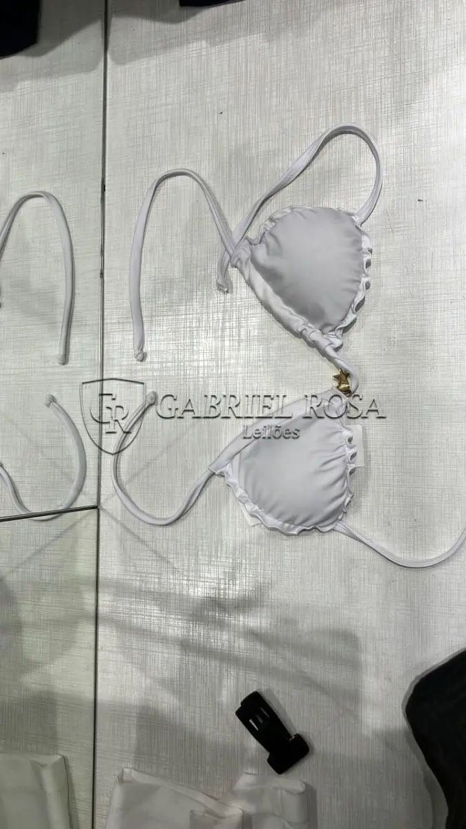 LOTE 001 - Calças Femininas, Bermudas Femininas, Blusões e Blusas de Lã,  Toucas, Camisas Femininas, Camisas Femininas Manga Longa, Macacão Feminino, Saias Femininas, Vestidos Femininos, Biquinis, Maiôs, Jaquetas de Couro Sintético, Jaqueta de  Brim Feminina, Casaco de Lã Feminino, Casacos Femininos, Camisetas Masculinas Manga Curta