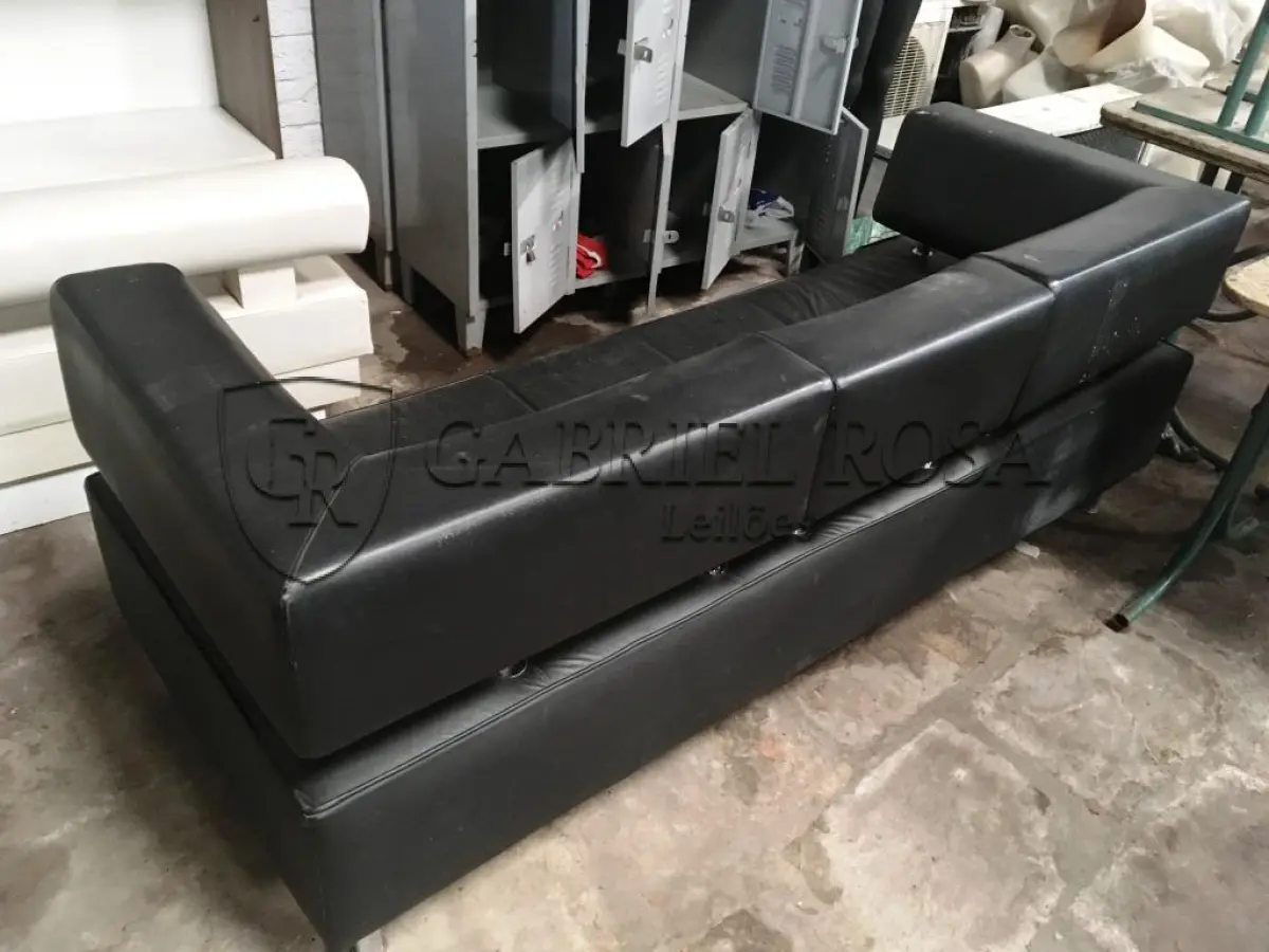 LOTE 042 - Sofá 03 lugares em courvim preto(02 un) e 02 lugares em veludo verde(01 un)