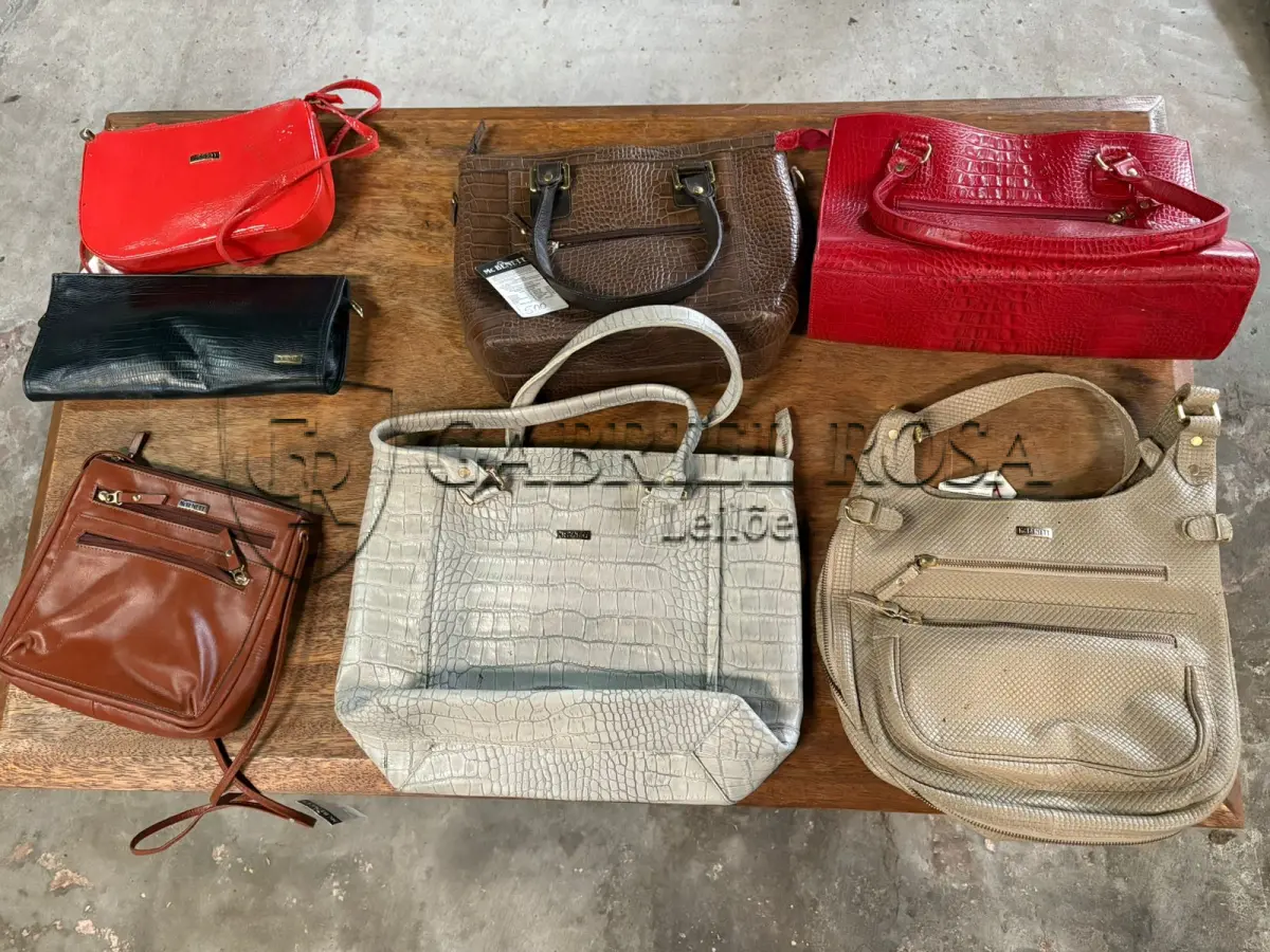 LOTE 164 - Bolsas modelos diversos( 70 un ), e Caixas de plástico