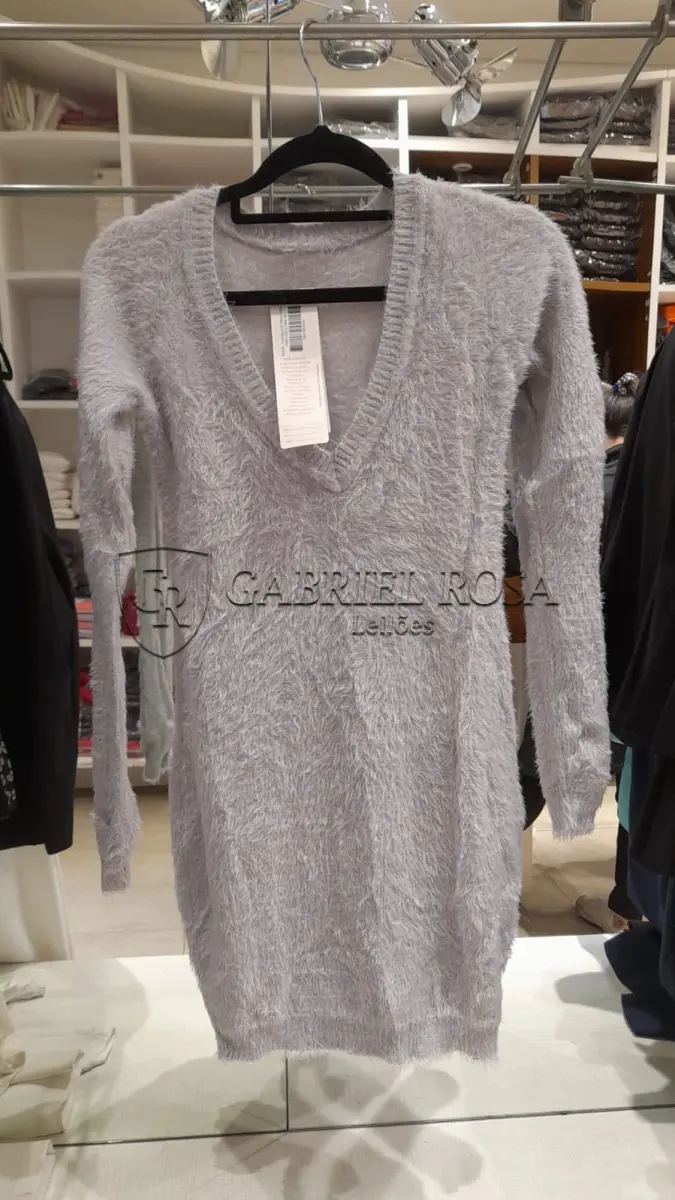 LOTE 001 - Calças Femininas, Bermudas Femininas, Blusões e Blusas de Lã,  Toucas, Camisas Femininas, Camisas Femininas Manga Longa, Macacão Feminino, Saias Femininas, Vestidos Femininos, Biquinis, Maiôs, Jaquetas de Couro Sintético, Jaqueta de  Brim Feminina, Casaco de Lã Feminino, Casacos Femininos, Camisetas Masculinas Manga Curta