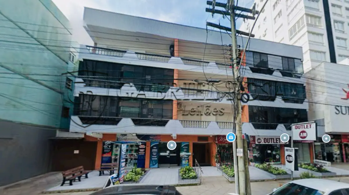 LOTE 003 - Apartamento nº 202 do Edifício Dona Angélica, localizado no 1º andar ou 2º pavimento, composto de jantar, estar, 2 dormitórios, sendo 1 com banheiro privativo, banheiro social, haal, cozinha, dependência de empregada, área de serviço e sacada, tem área real de 133,240 M², situado na Rua Maranguab, nº 503 - Centro - Capão da Canoa/RS. Registrado sob matrícula 9.854