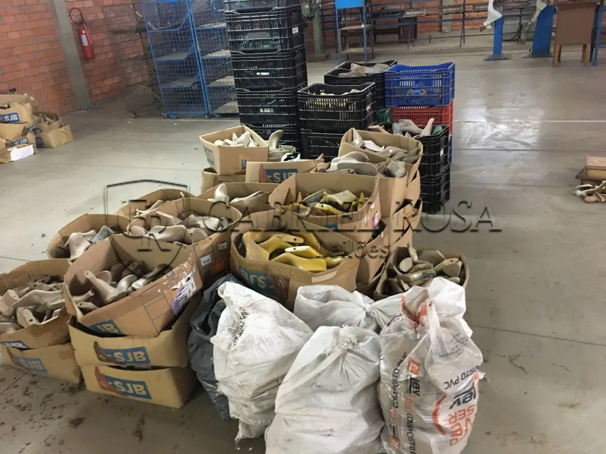 LOTE 165 - Sucata de formas