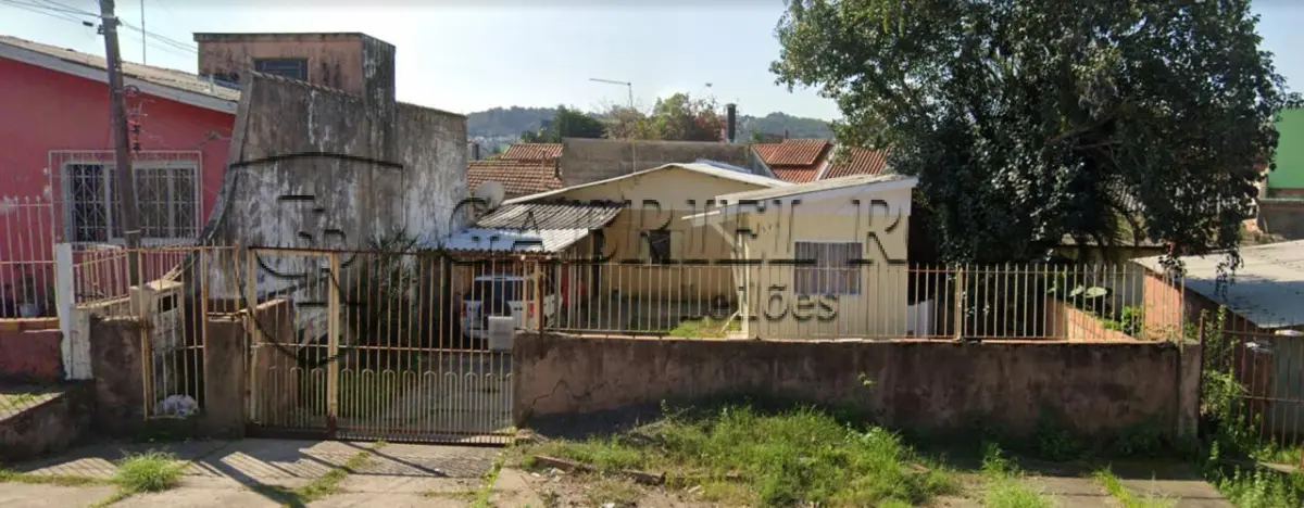 LOTE 002 - Um terreno com área de 355,58 m², onde foi edificada uma casa de dois quartos, uma cozinha, um banheiro, uma sala e existe ainda uma pequena peça de madeira, situado na Rua General Daltro Filho, nº 182, Bairro Jardim, Sapucaia do Sul/RS. Registrado sob matrícula nº 7.165