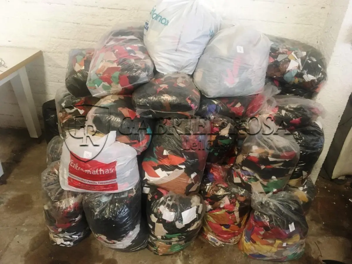 LOTE 051 - Botões, Rebites, Zipers, Fivelas e outros