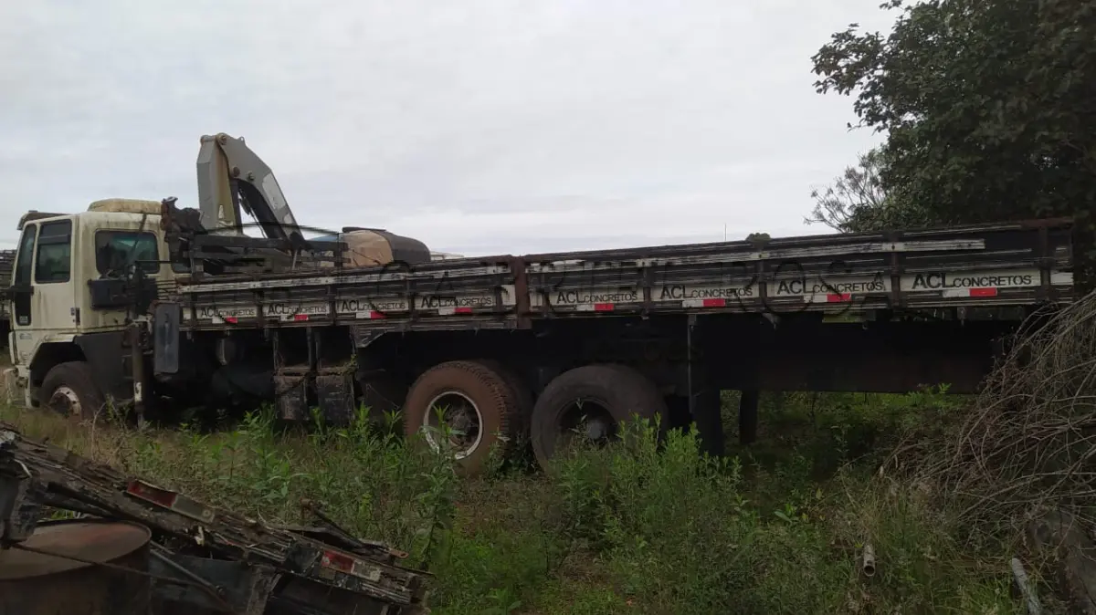 LOTE 004 - Caminhão Ford Cargo 2428 E Diesel 2008 com Guindaste Munck(marca TKA), Carroceria Aberta/Mec Operacinal, Cor Branca, Placa IOO2484. Características Especiais: Terceiro Eixo: Origem: Adaptado
