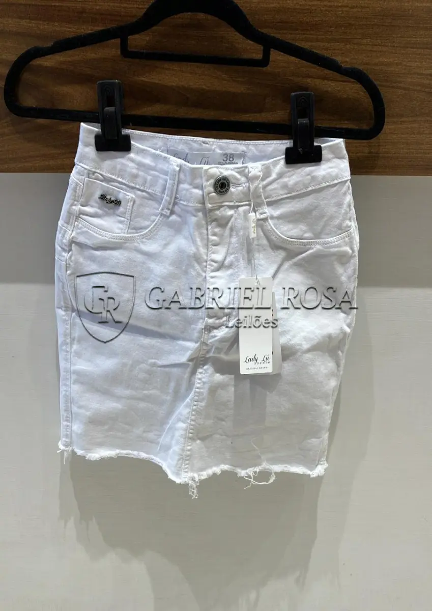 LOTE 001 - Calças Femininas, Bermudas Femininas, Blusões e Blusas de Lã,  Toucas, Camisas Femininas, Camisas Femininas Manga Longa, Macacão Feminino, Saias Femininas, Vestidos Femininos, Biquinis, Maiôs, Jaquetas de Couro Sintético, Jaqueta de  Brim Feminina, Casaco de Lã Feminino, Casacos Femininos, Camisetas Masculinas Manga Curta