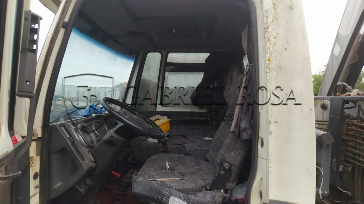 LOTE 004 - Caminhão Ford Cargo 2428 E Diesel 2008 com Guindaste Munck(marca TKA), Carroceria Aberta/Mec Operacinal, Cor Branca, Placa IOO2484. Características Especiais: Terceiro Eixo: Origem: Adaptado