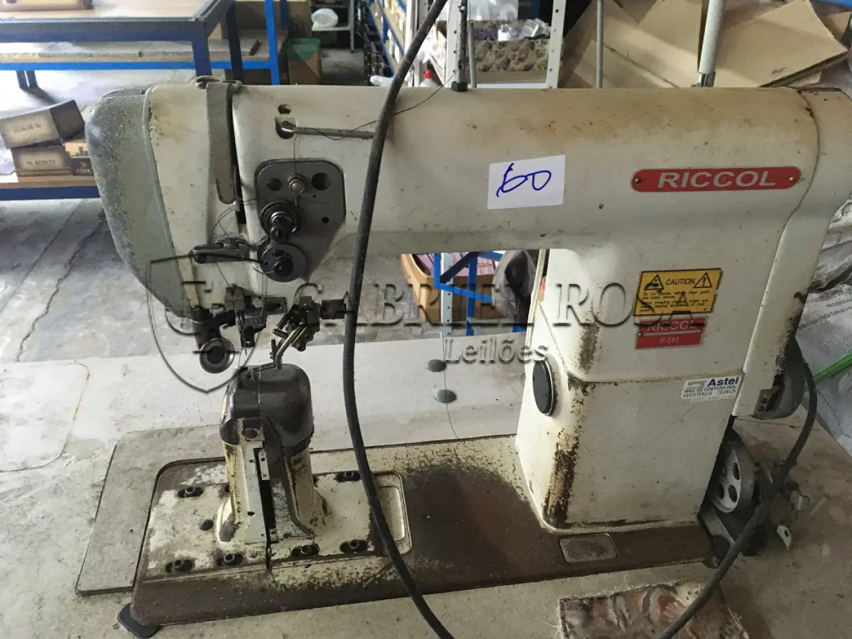 LOTE 115 - Máquina de costura