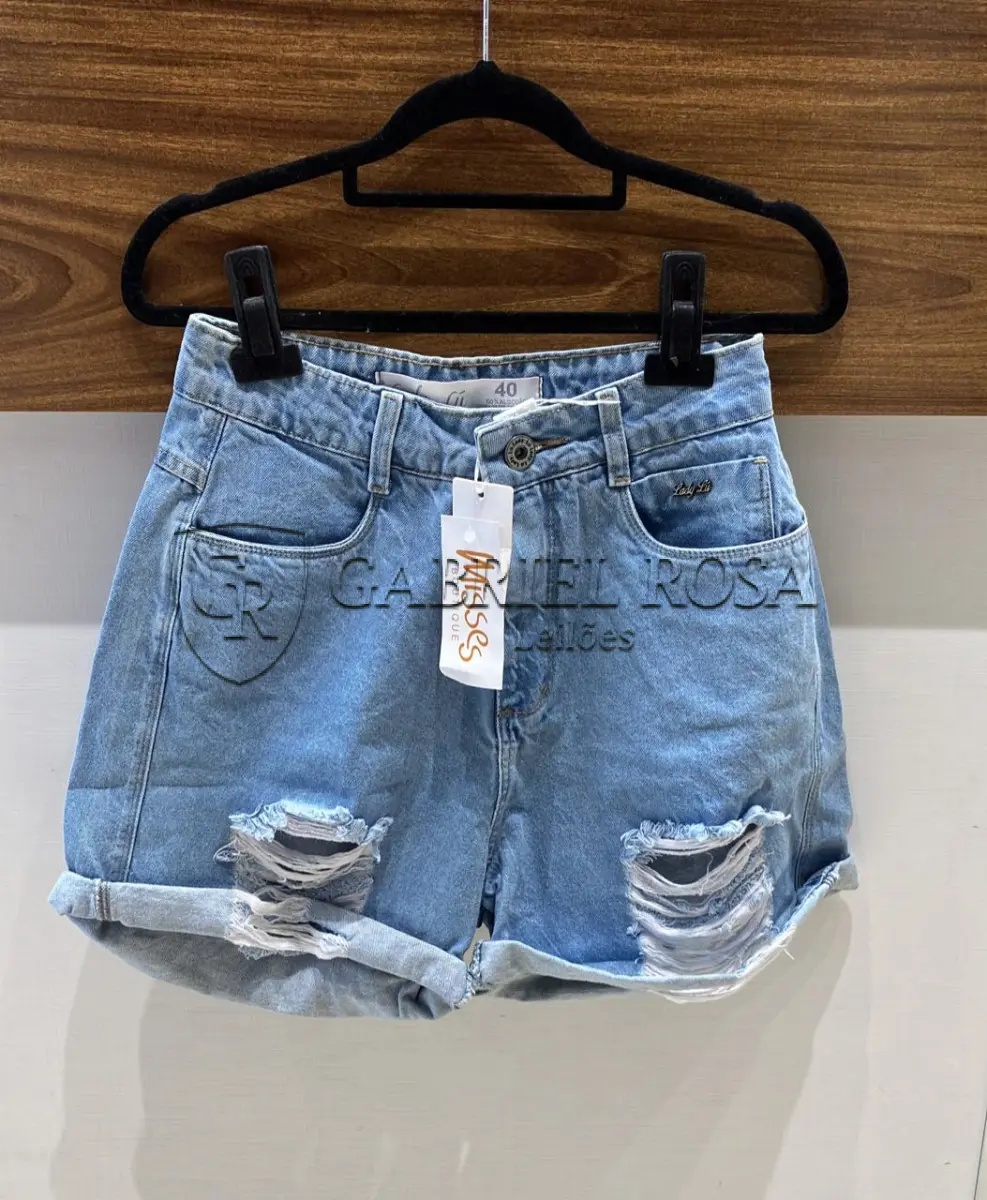 LOTE 001 - Calças Femininas, Bermudas Femininas, Blusões e Blusas de Lã,  Toucas, Camisas Femininas, Camisas Femininas Manga Longa, Macacão Feminino, Saias Femininas, Vestidos Femininos, Biquinis, Maiôs, Jaquetas de Couro Sintético, Jaqueta de  Brim Feminina, Casaco de Lã Feminino, Casacos Femininos, Camisetas Masculinas Manga Curta