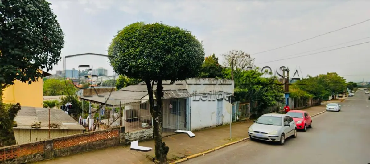 LOTE 001 - Uma casa mista de aproximadamente 48m², com padrão simples de construção e área coberta de 20m², e o respectivo terreno com 314,82 m², situada na Rua João Wendelino Hennemann, nº 579 - Bairro Rondônia - Novo Hamburgo/RS. Registrada sob matrícula nº 56.162