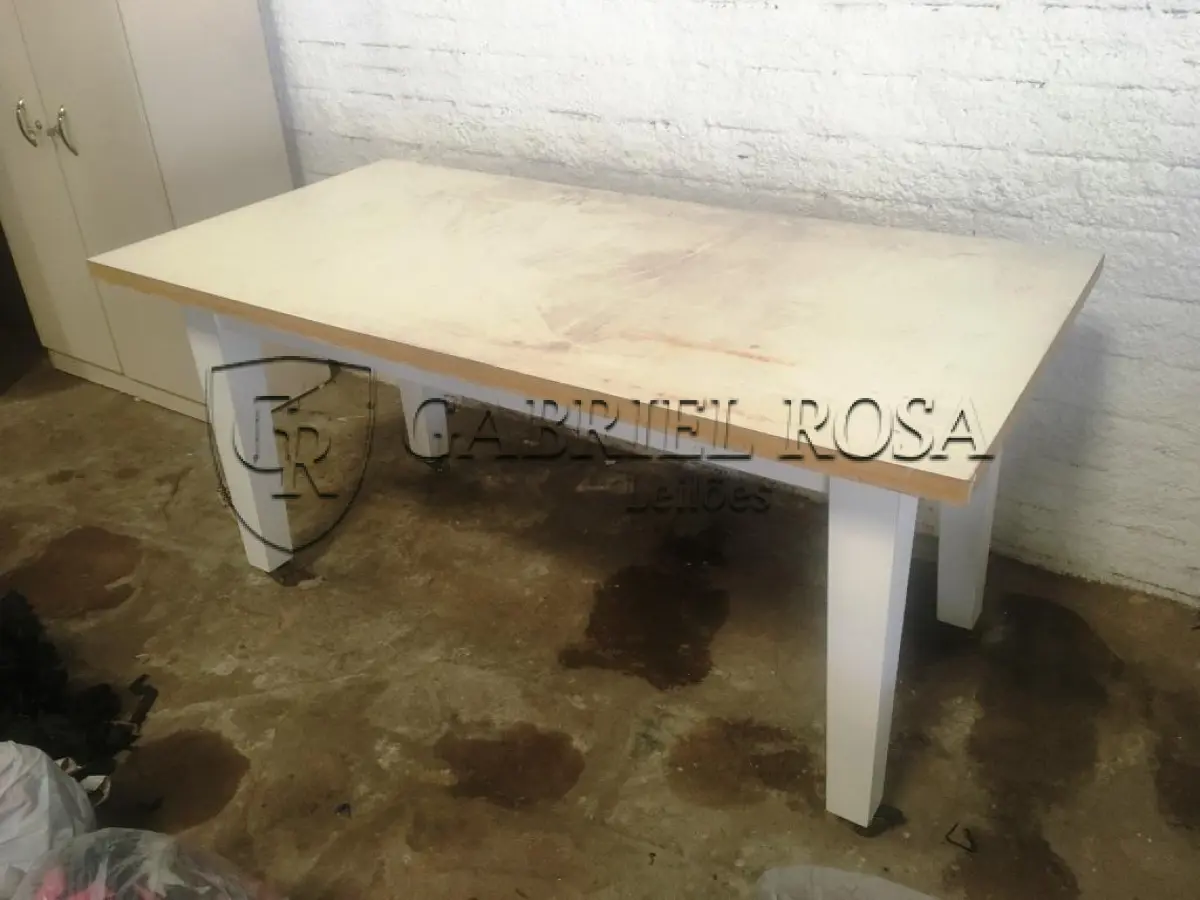 LOTE 037 - Mesa de madeira