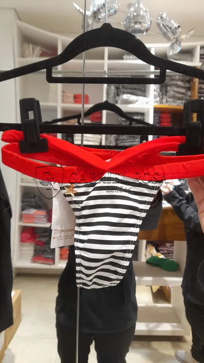 LOTE 001 - Calças Femininas, Bermudas Femininas, Blusões e Blusas de Lã,  Toucas, Camisas Femininas, Camisas Femininas Manga Longa, Macacão Feminino, Saias Femininas, Vestidos Femininos, Biquinis, Maiôs, Jaquetas de Couro Sintético, Jaqueta de  Brim Feminina, Casaco de Lã Feminino, Casacos Femininos, Camisetas Masculinas Manga Curta