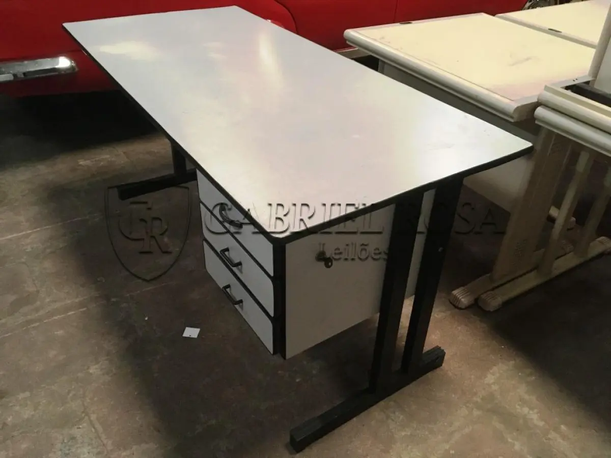 LOTE 040 - Conjunto de mesas para escritório( 17 un )