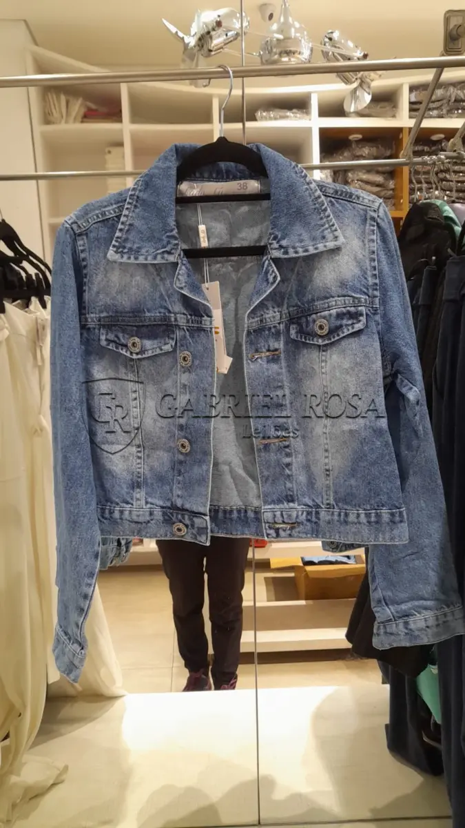 LOTE 001 - Calças Femininas, Bermudas Femininas, Blusões e Blusas de Lã,  Toucas, Camisas Femininas, Camisas Femininas Manga Longa, Macacão Feminino, Saias Femininas, Vestidos Femininos, Biquinis, Maiôs, Jaquetas de Couro Sintético, Jaqueta de  Brim Feminina, Casaco de Lã Feminino, Casacos Femininos, Camisetas Masculinas Manga Curta