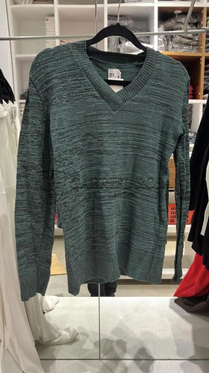 LOTE 001 - Calças Femininas, Bermudas Femininas, Blusões e Blusas de Lã,  Toucas, Camisas Femininas, Camisas Femininas Manga Longa, Macacão Feminino, Saias Femininas, Vestidos Femininos, Biquinis, Maiôs, Jaquetas de Couro Sintético, Jaqueta de  Brim Feminina, Casaco de Lã Feminino, Casacos Femininos, Camisetas Masculinas Manga Curta