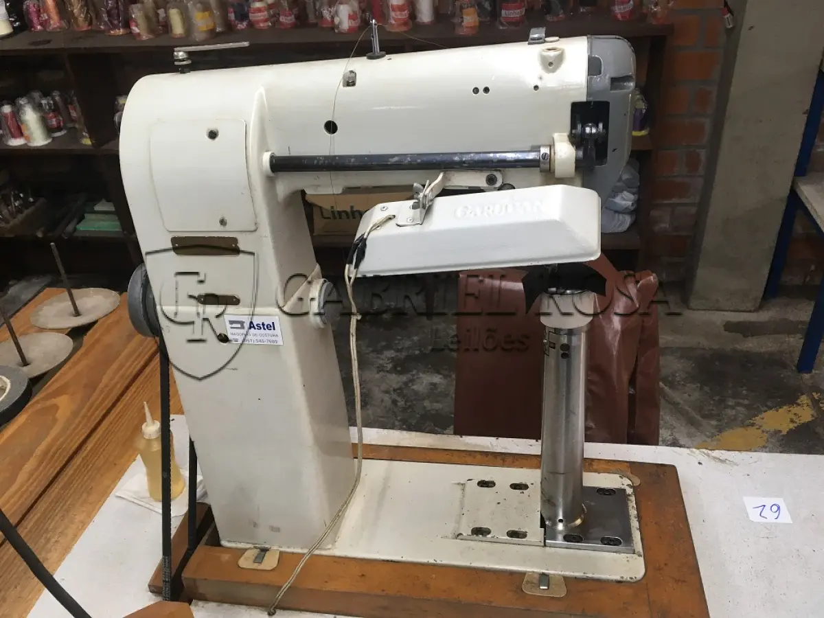 LOTE 117 - Máquina de costura
