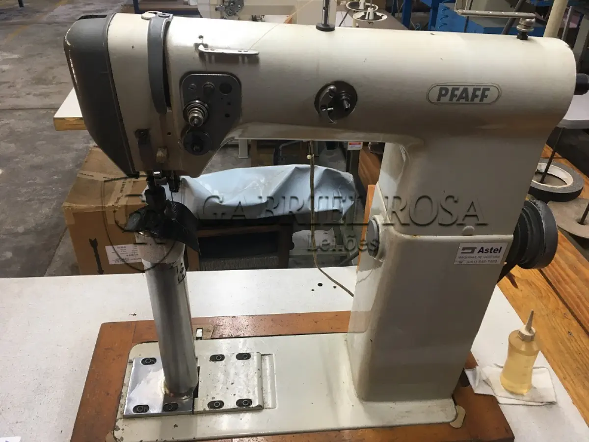 LOTE 117 - Máquina de costura
