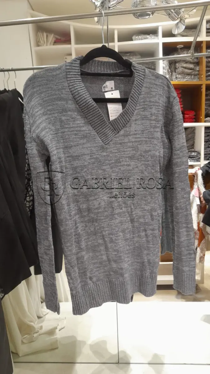 LOTE 001 - Calças Femininas, Bermudas Femininas, Blusões e Blusas de Lã,  Toucas, Camisas Femininas, Camisas Femininas Manga Longa, Macacão Feminino, Saias Femininas, Vestidos Femininos, Biquinis, Maiôs, Jaquetas de Couro Sintético, Jaqueta de  Brim Feminina, Casaco de Lã Feminino, Casacos Femininos, Camisetas Masculinas Manga Curta