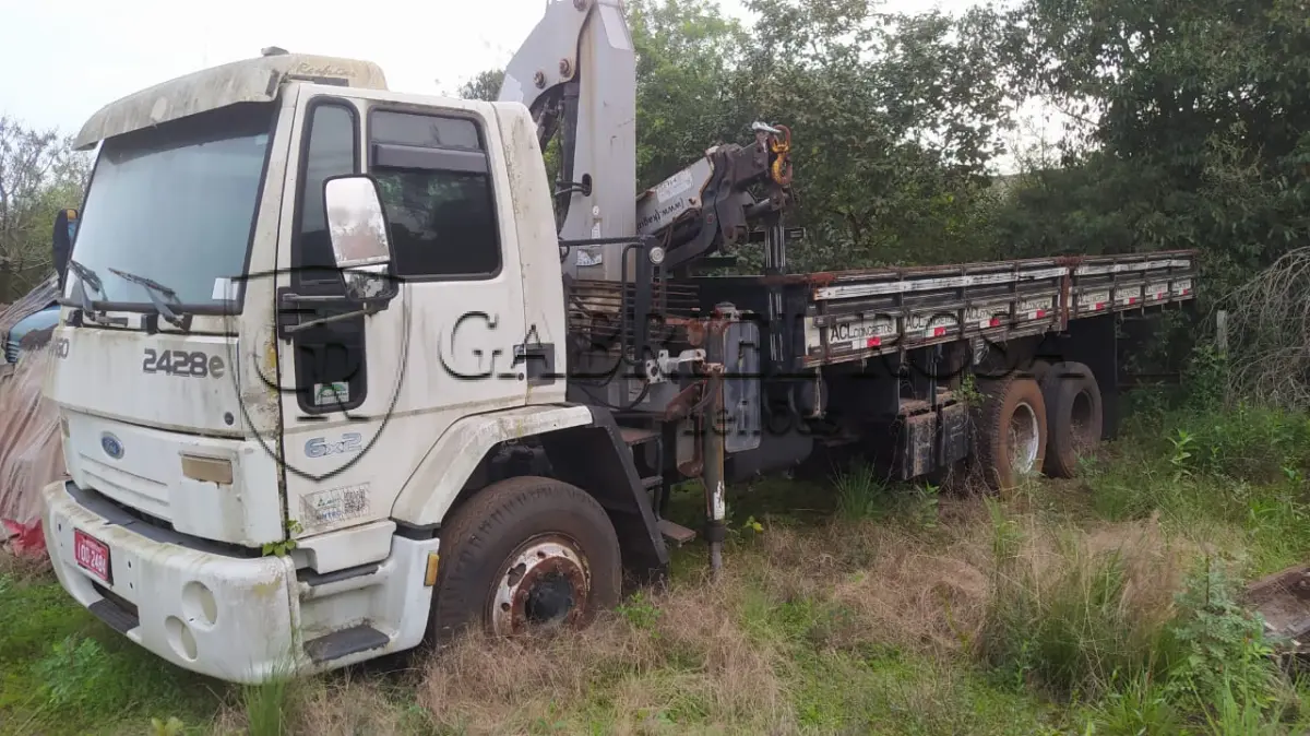 LOTE 004 - Caminhão Ford Cargo 2428 E Diesel 2008 com Guindaste Munck(marca TKA), Carroceria Aberta/Mec Operacinal, Cor Branca, Placa IOO2484. Características Especiais: Terceiro Eixo: Origem: Adaptado