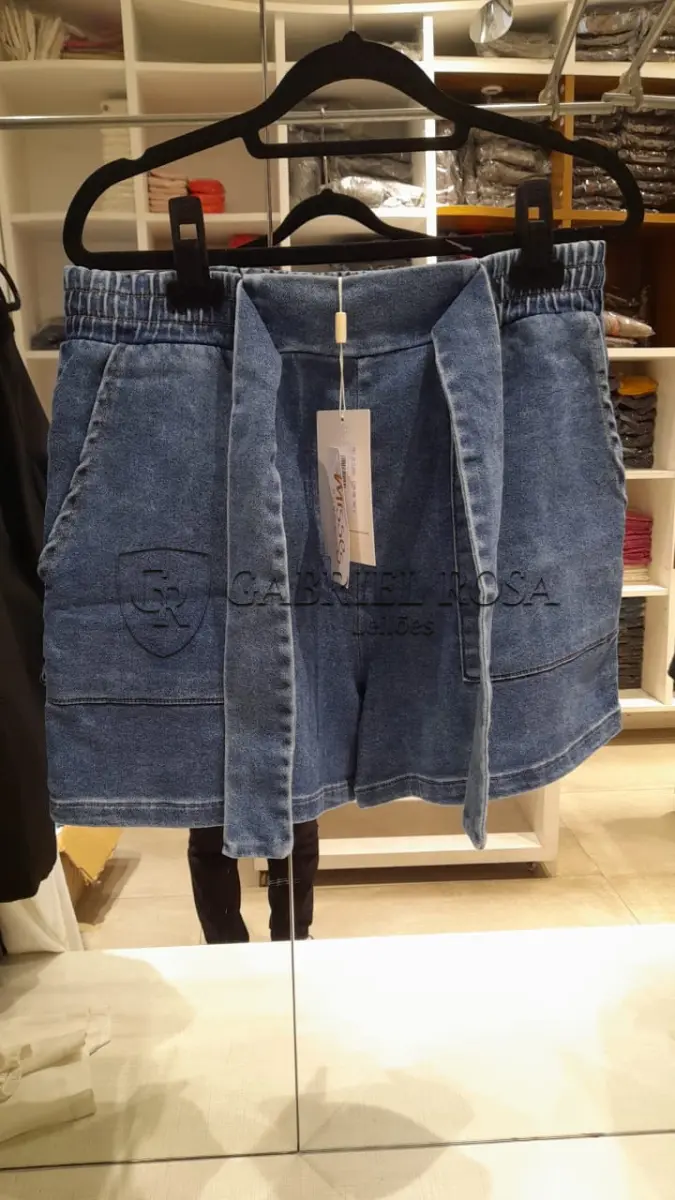 LOTE 001 - Calças Femininas, Bermudas Femininas, Blusões e Blusas de Lã,  Toucas, Camisas Femininas, Camisas Femininas Manga Longa, Macacão Feminino, Saias Femininas, Vestidos Femininos, Biquinis, Maiôs, Jaquetas de Couro Sintético, Jaqueta de  Brim Feminina, Casaco de Lã Feminino, Casacos Femininos, Camisetas Masculinas Manga Curta