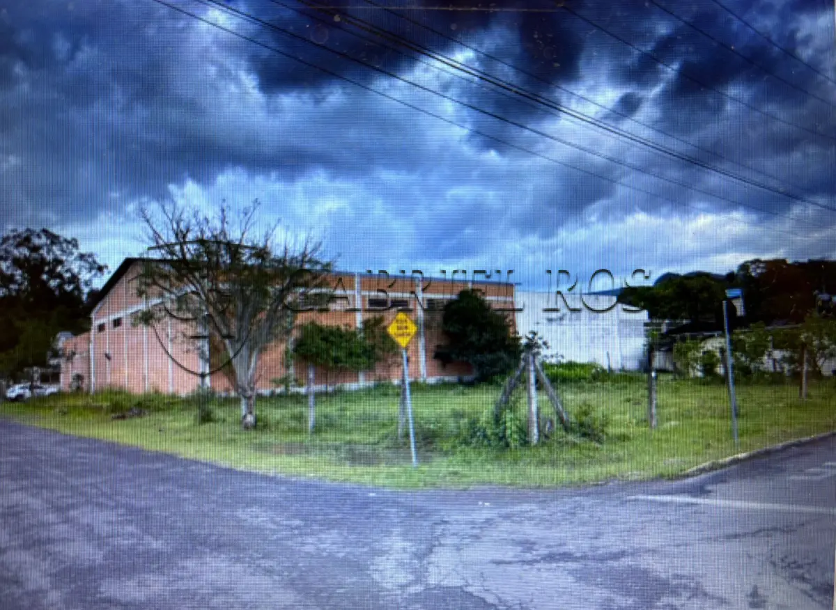 LOTE 001 - Prédio Industrial com área de 900,00 m², e o respectivo terreno com área de 1.842,00 m², situado na Rua Pedro Trott, nº 680, Bairro Figueira, Igrejinha/RS.  Matrícula nº 12.040 do Registro de Imóveis de Igrejinha/RS, e do Cadastro Imobiliário nº 121851 da Prefeitura Municipal de Igrejinha/RS.  A construção em alvenaria que existe no referido imóvel não encontra-se averbada.
