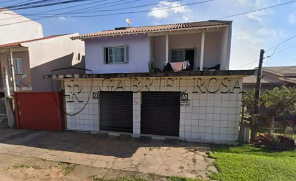 LOTE 002 - 01 imóvel sendo da seguinte forma: FRENTE - 01 prédio assobrado de alvenaria de 359,09 m² - 02 pavimentos, garagem c/02 vagas, sala de estar, sala de jantar, cozinha, 02 dormitórios sendo 01 suíte e 02 banheiros,  FUNDOS: 01 edícula com 75,05 m², com lavanderia, churrasqueira e banheiro, e o respectivo terreno com área superficial de 351,00 m². Situado na Rua Nóbrega, nº 55, Bairro Silva, na cidade de Sapucaia do Sul - RS. Benfeitorias não averbadas em sua matrícula. Registrado sob matrícula nº 17.845
