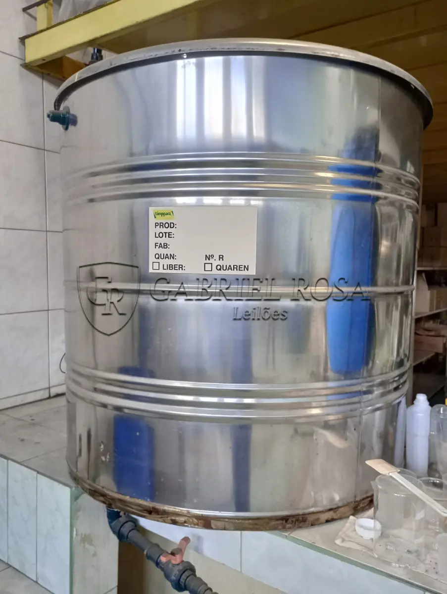 LOTE 001 - 04 tanques de inox com capacidade estimada de 2000L e 01 tanque de inox com capacidade estimada de 1500L (usados), para mistura química.