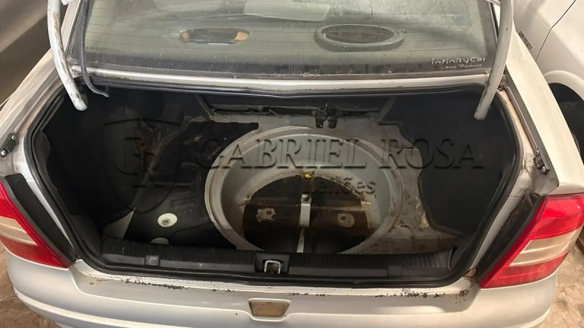 LOTE 002 - GM/Astra Sedan CD Gasolina 2002/2002, Cor: Prata, Placa: IKS5434