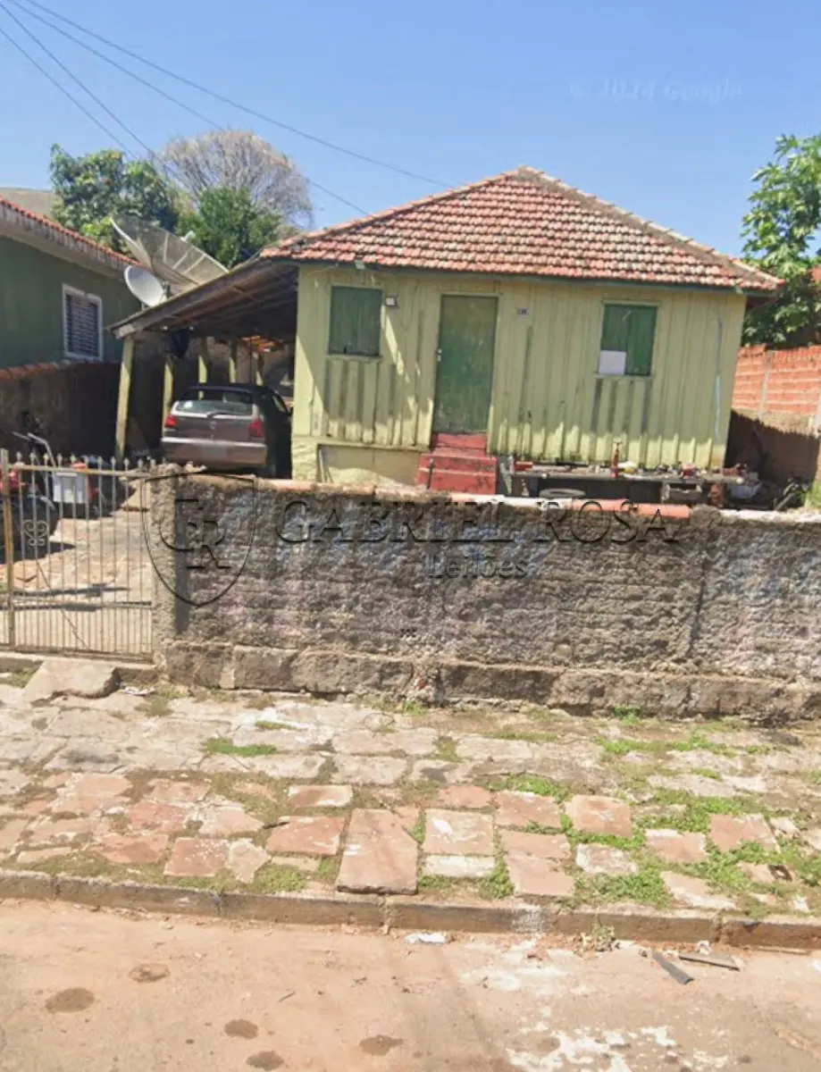 LOTE 004 - Uma casa de madeira, com uma área de serviço na lateral e fundos, três quartos, um banheiro do lado externo da casa, uma cozinha e uma copa, em um terreno com área de 330,00 m², situado na Rua Santo Antônio, nº 51, Vila Sant'Ana, Jacarezinho/PR. Registro sob matrícula nº 3.985