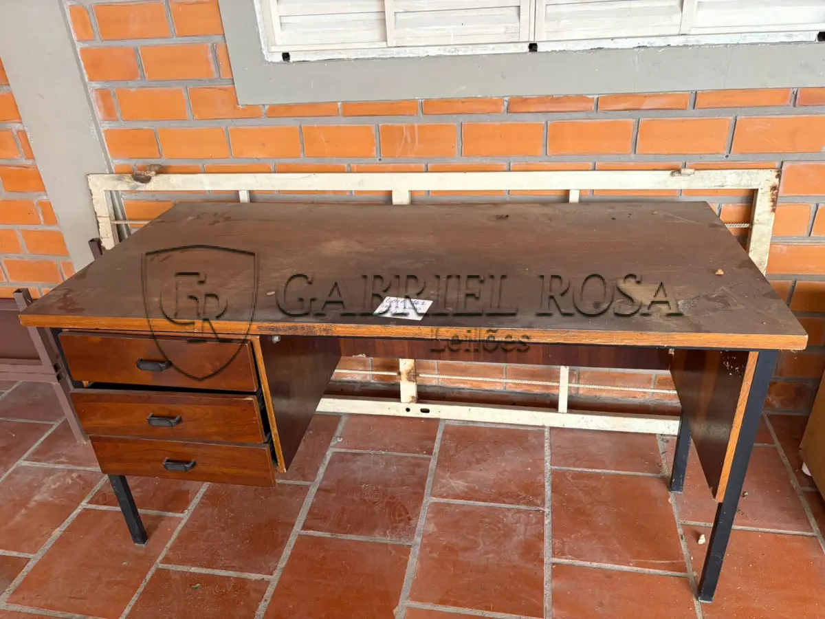 LOTE 161 - Mesas e armários para escritório e outro( 10 un )