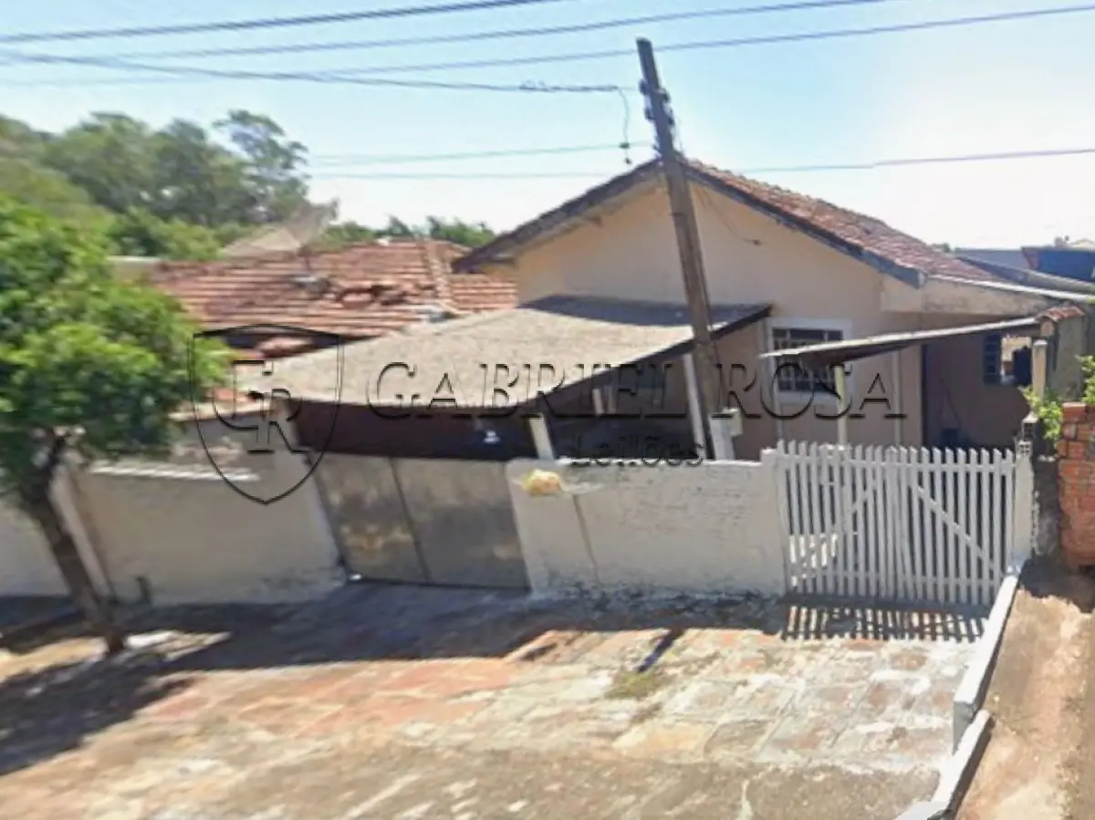 LOTE 003 - Uma residência em alvenaria de tijolo,com 117,75 m² de área construída, possui três quartos, duas salas, cozinha, um banheiro social, uma área de churrasqueira conjugada com área de serviço e um banheiro, em um terreno com área de 338,50 m², situado na Rua Palmital, nº 134, Vila Sant'Ana, Jacarezinho/PR. Registrado sob matrícula nº 3.586