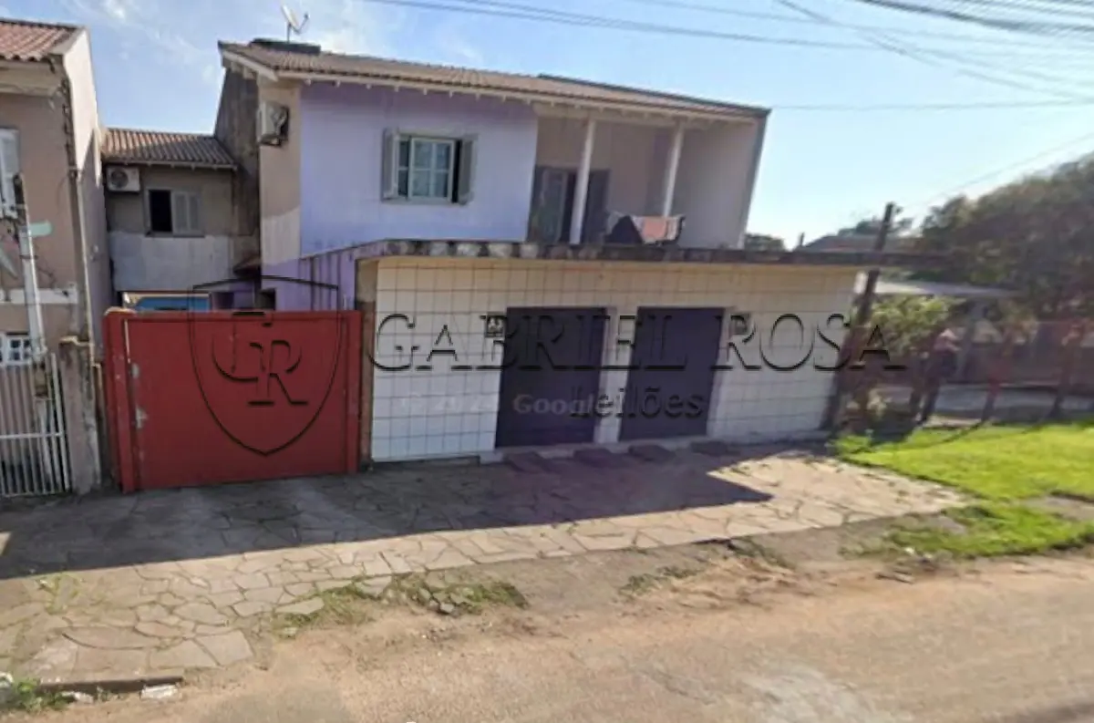 LOTE 002 - 01 imóvel sendo da seguinte forma: FRENTE - 01 prédio assobrado de alvenaria de 359,09 m² - 02 pavimentos, garagem c/02 vagas, sala de estar, sala de jantar, cozinha, 02 dormitórios sendo 01 suíte e 02 banheiros,  FUNDOS: 01 edícula com 75,05 m², com lavanderia, churrasqueira e banheiro, e o respectivo terreno com área superficial de 351,00 m². Situado na Rua Nóbrega, nº 55, Bairro Silva, na cidade de Sapucaia do Sul - RS. Benfeitorias não averbadas em sua matrícula. Registrado sob matrícula nº 17.845