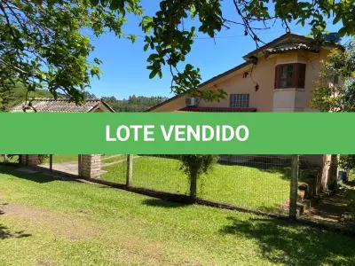 LOTE 002 - Terreno rural (sítio) com área de 4.200,00 M², dentro de um todo maior com 18ha aproximadamente, situado na "Fazenda Conceição" distrito de Ipiranga, na Rua Bem-te-vi do Condomínio Bela Vista, cidade de Gravataí/RS. Matrícula nº 39.944 do Registro de Imóveis de Gravataí/RS. No referido imóvel existe uma construção em alvenaria não averbada.