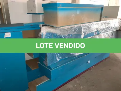 LOTE 213 - Móveis