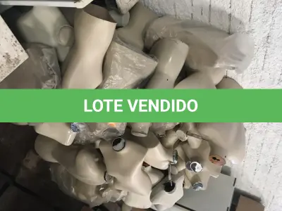 LOTE 008 - Cabides(699 un), Manequins(74 un) e outros