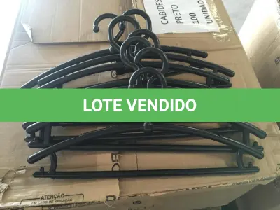 LOTE 008 - Cabides(699 un), Manequins(74 un) e outros