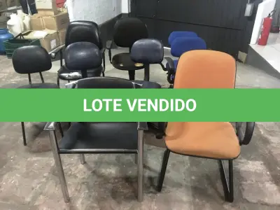 LOTE 012 - Cadeiras modelos diversos( 20 un )