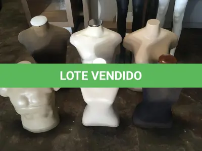 LOTE 008 - Cabides(699 un), Manequins(74 un) e outros