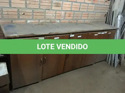 LOTE 083 - ESTRUTURA DE DIVISÓRIAS, DIVISÓRIA, ARMÁRIO, COFRE E MÓVEIS EM GERAL