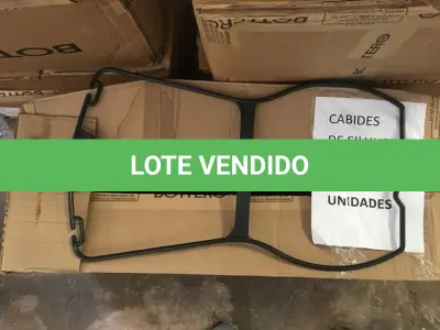 LOTE 008 - Cabides(699 un), Manequins(74 un) e outros