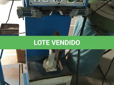 LOTE 073 - Máquina de fechar e rebater