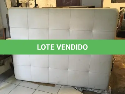 LOTE 044 - Pfuff provador em corino branco