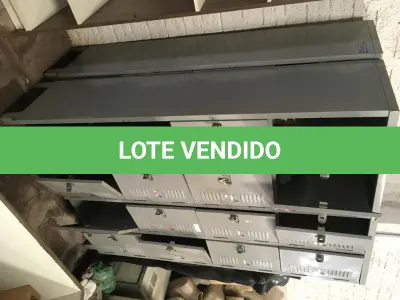 LOTE 041 - Armários(02 un) e prateleiras(04 un)