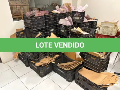 LOTE 168 - Moldes de roupa e bolsas diversos e Caixas de plástico