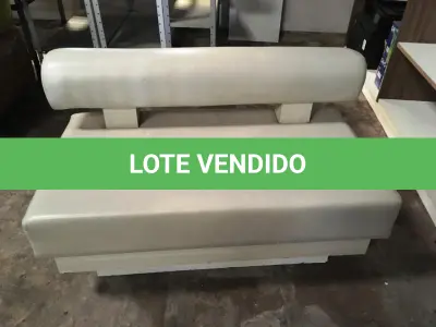 LOTE 043 - Sofá 02 lugares em courvim branco( 04 un )